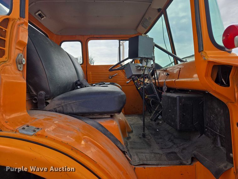 image for item EC1184 1981 Ford C800 oil distributor truck