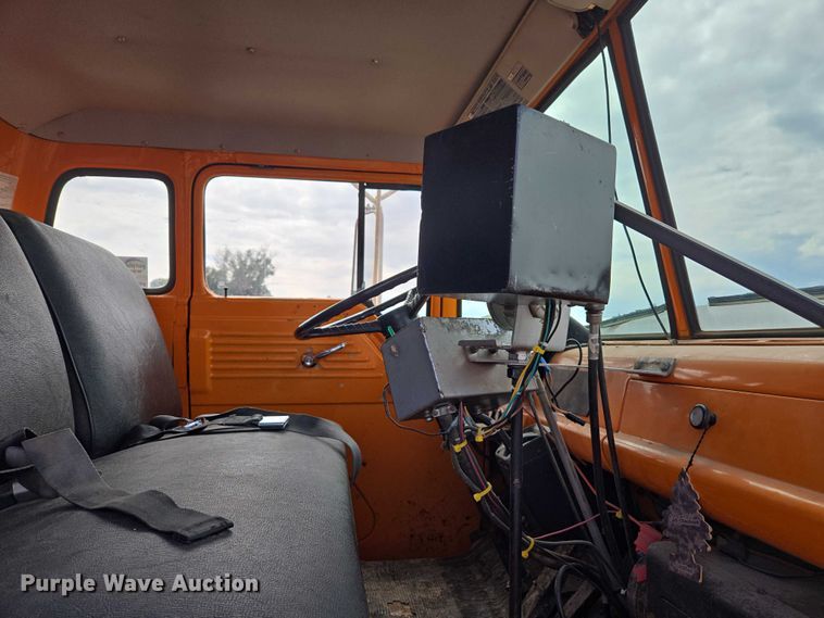 image for item EC1184 1981 Ford C800 oil distributor truck