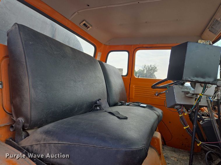 image for item EC1184 1981 Ford C800 oil distributor truck