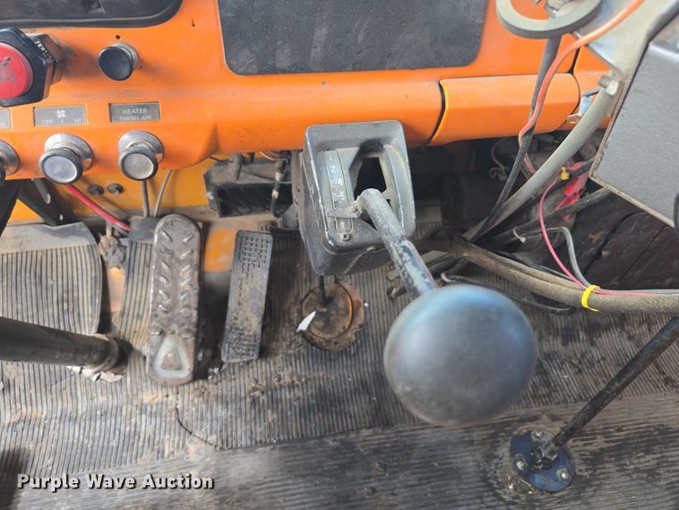 image for item EC1184 1981 Ford C800 oil distributor truck