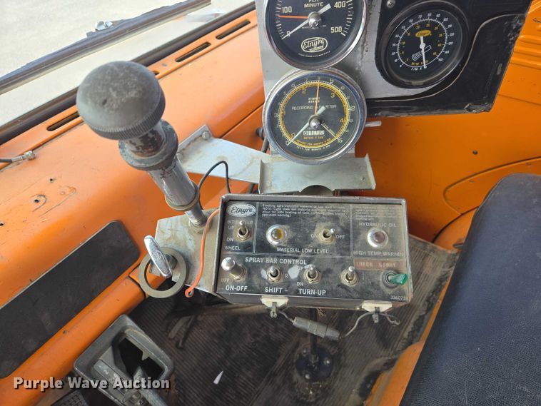 image for item EC1184 1981 Ford C800 oil distributor truck