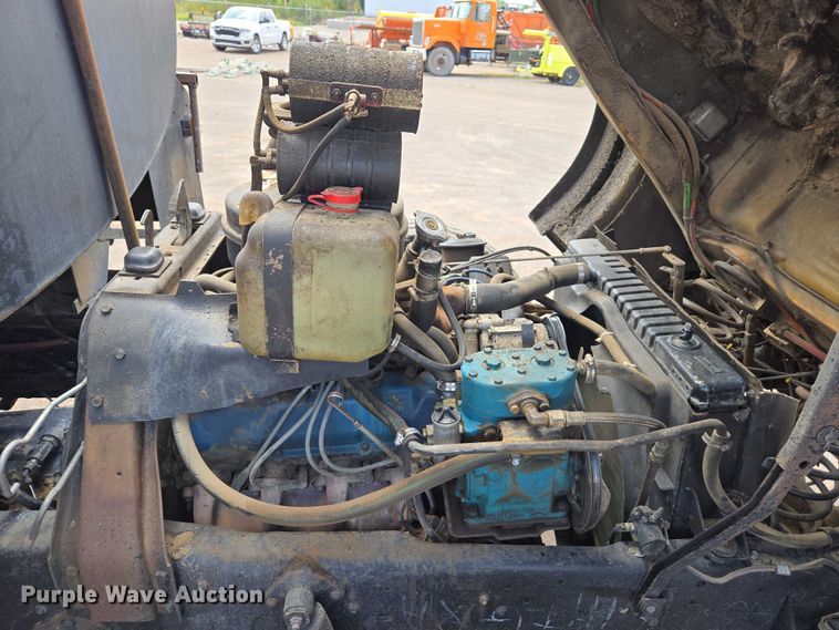 image for item EC1184 1981 Ford C800 oil distributor truck