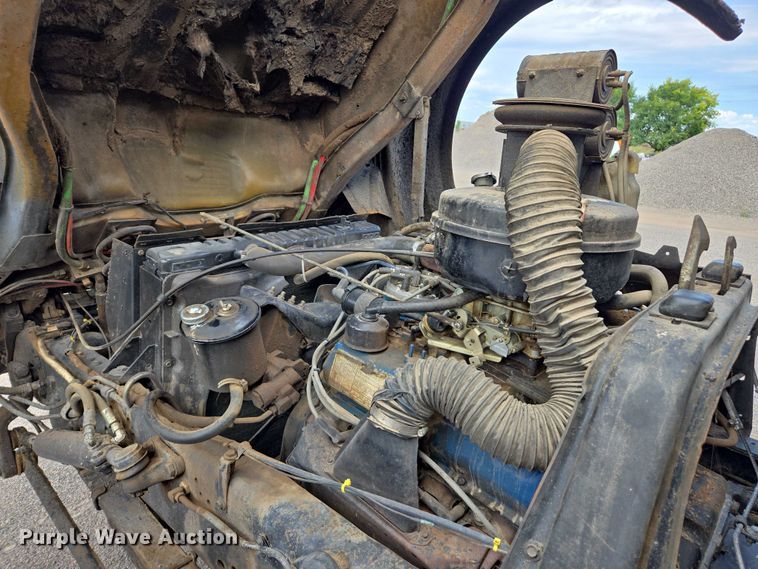 image for item EC1184 1981 Ford C800 oil distributor truck