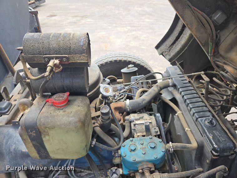 image for item EC1184 1981 Ford C800 oil distributor truck