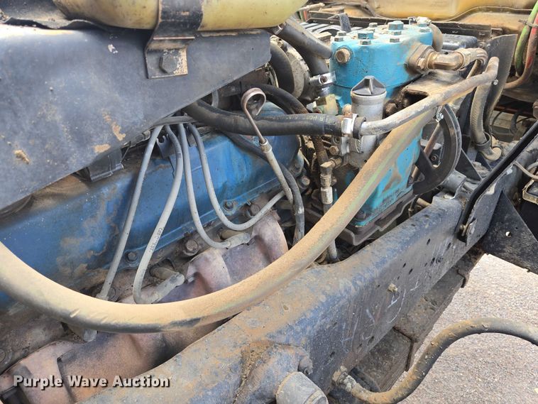 image for item EC1184 1981 Ford C800 oil distributor truck