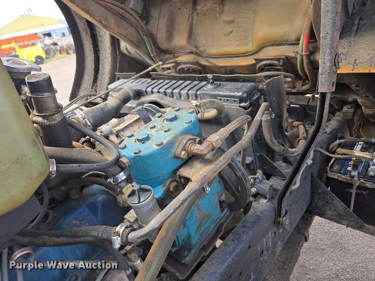 image for item EC1184 1981 Ford C800 oil distributor truck