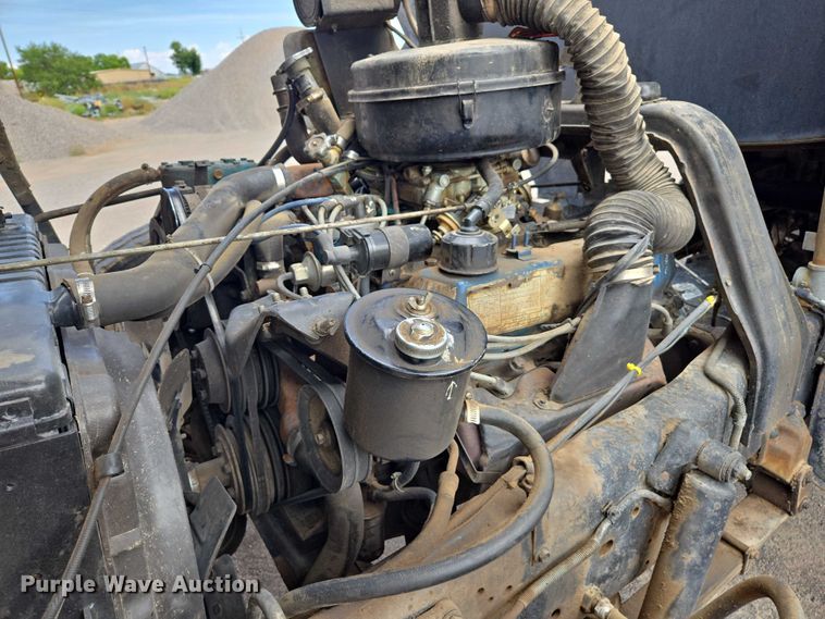 image for item EC1184 1981 Ford C800 oil distributor truck