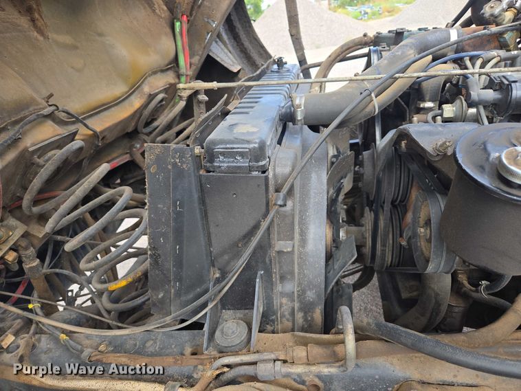 image for item EC1184 1981 Ford C800 oil distributor truck