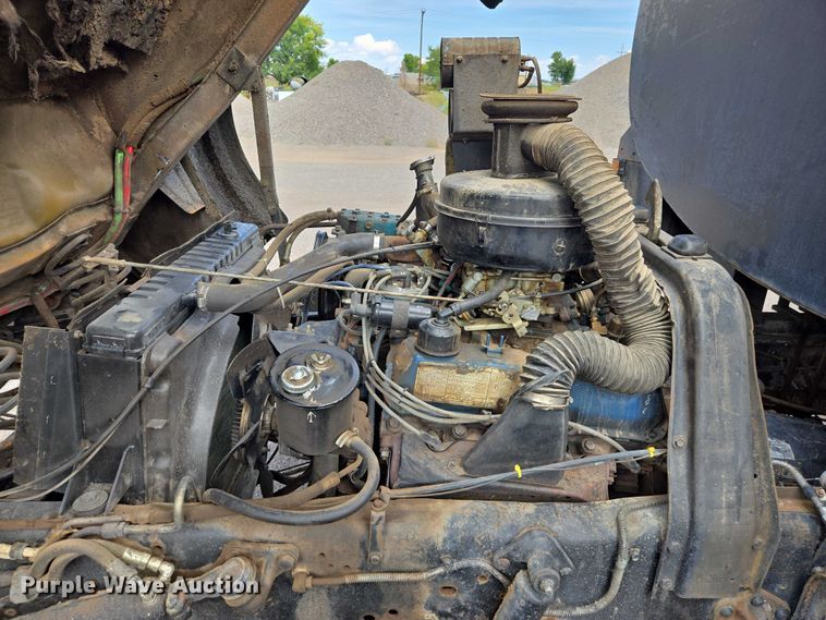 image for item EC1184 1981 Ford C800 oil distributor truck