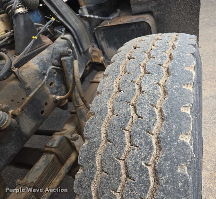 image for item EC1184 1981 Ford C800 oil distributor truck