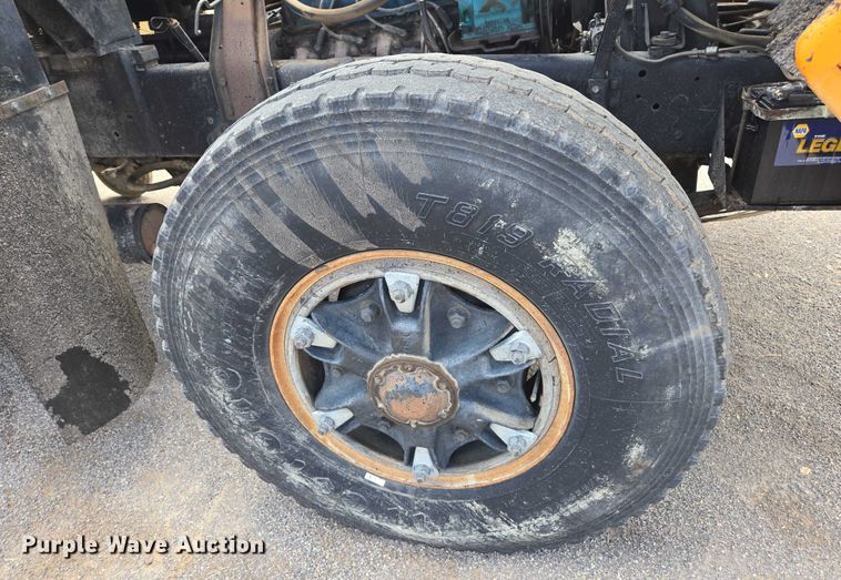 image for item EC1184 1981 Ford C800 oil distributor truck