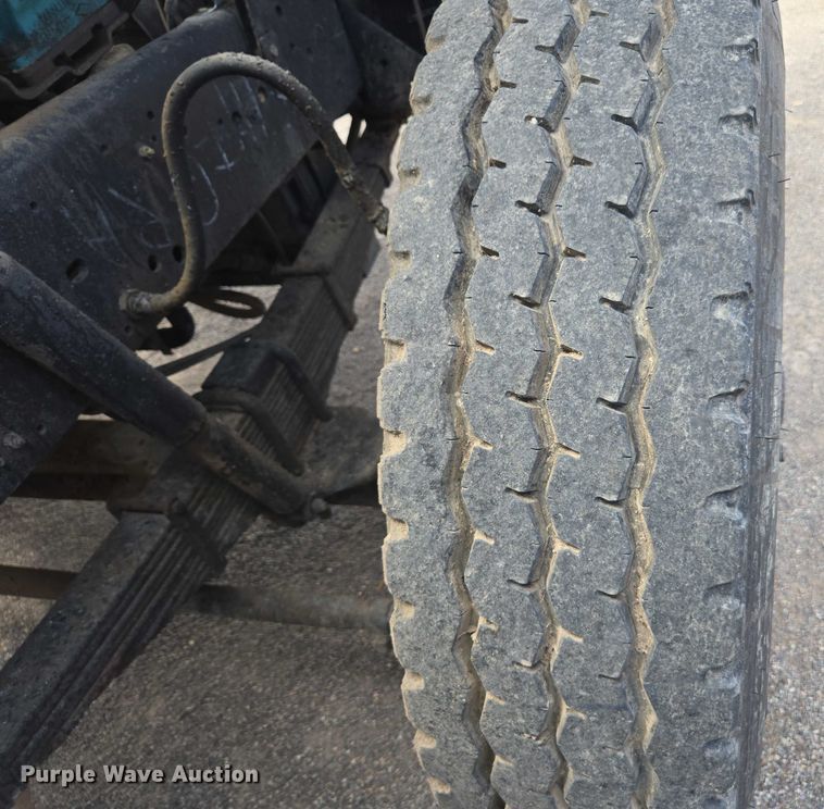 image for item EC1184 1981 Ford C800 oil distributor truck