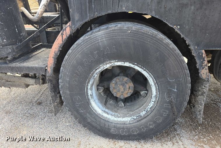 image for item EC1184 1981 Ford C800 oil distributor truck