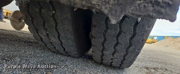 image for item EC1184 1981 Ford C800 oil distributor truck