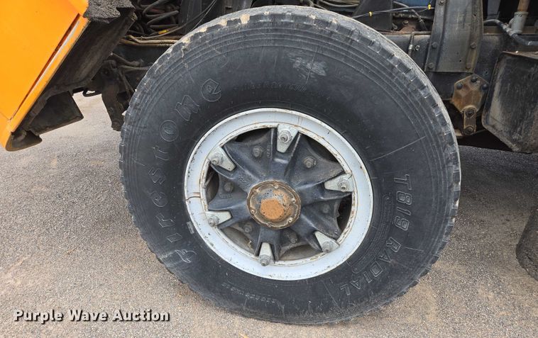 image for item EC1184 1981 Ford C800 oil distributor truck