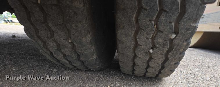 image for item EC1184 1981 Ford C800 oil distributor truck