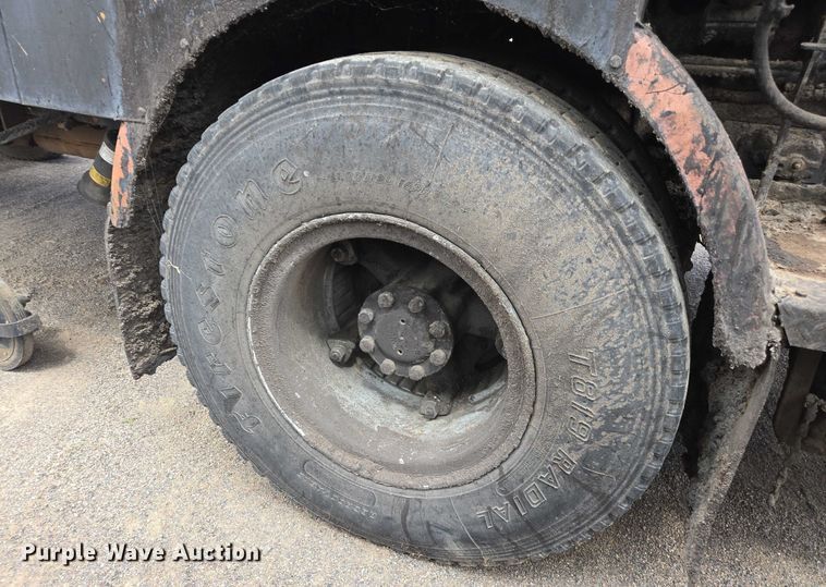 image for item EC1184 1981 Ford C800 oil distributor truck