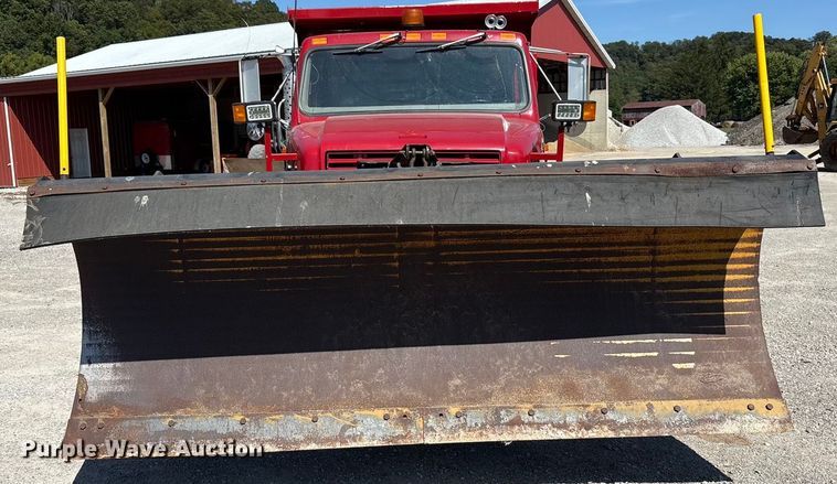 image for item EC4413 1999 International 4900 dump truck