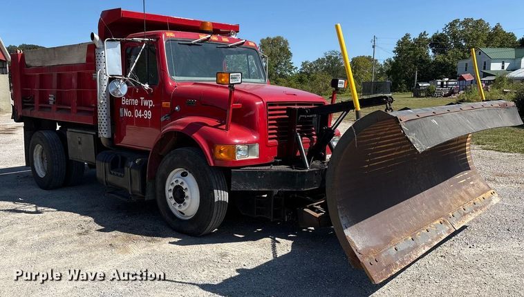 image for item EC4413 1999 International 4900 dump truck