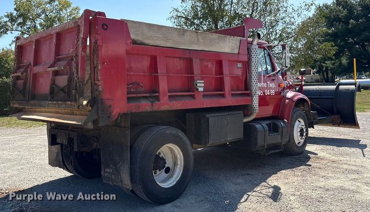 image for item EC4413 1999 International 4900 dump truck