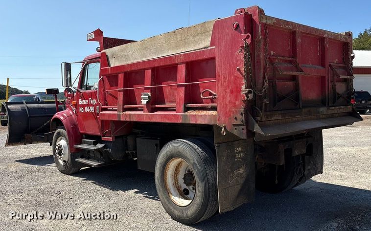 image for item EC4413 1999 International 4900 dump truck