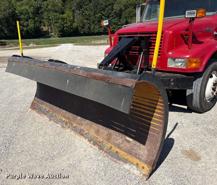 image for item EC4413 1999 International 4900 dump truck