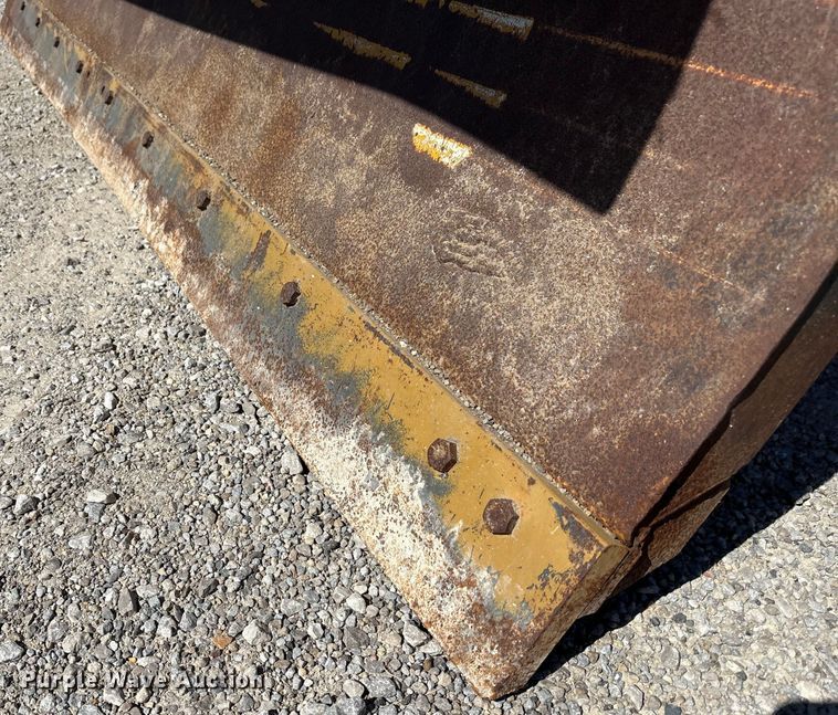 image for item EC4413 1999 International 4900 dump truck