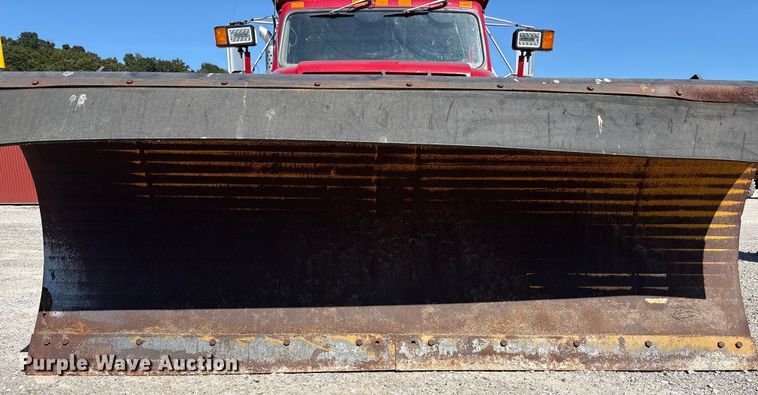 image for item EC4413 1999 International 4900 dump truck