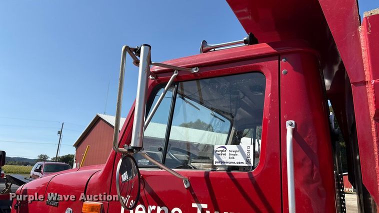 image for item EC4413 1999 International 4900 dump truck