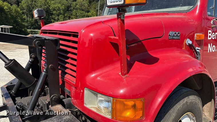 image for item EC4413 1999 International 4900 dump truck