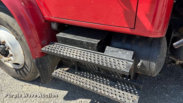 image for item EC4413 1999 International 4900 dump truck