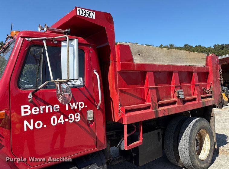 image for item EC4413 1999 International 4900 dump truck