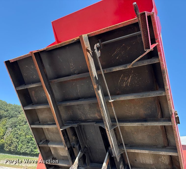 image for item EC4413 1999 International 4900 dump truck