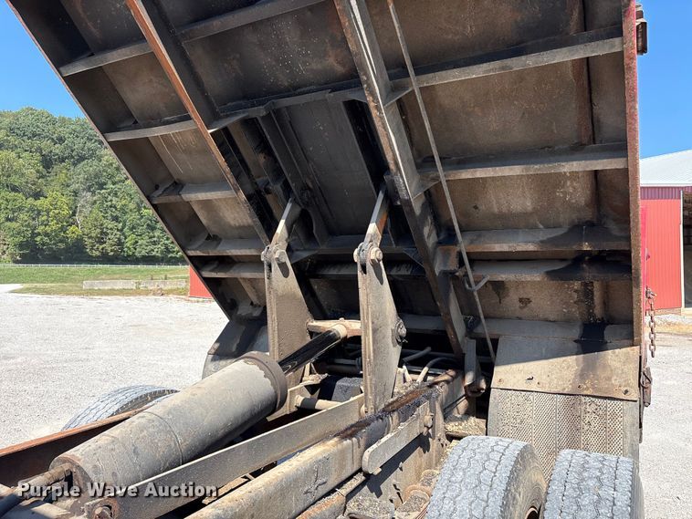 image for item EC4413 1999 International 4900 dump truck