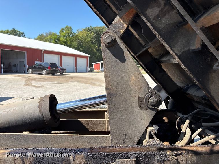 image for item EC4413 1999 International 4900 dump truck