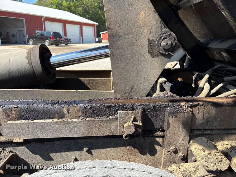 image for item EC4413 1999 International 4900 dump truck