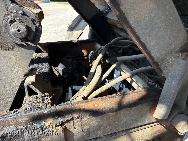 image for item EC4413 1999 International 4900 dump truck