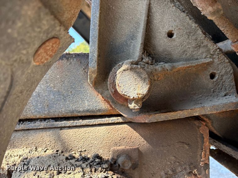 image for item EC4413 1999 International 4900 dump truck