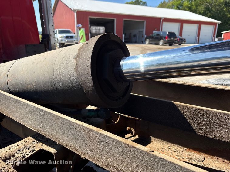 image for item EC4413 1999 International 4900 dump truck