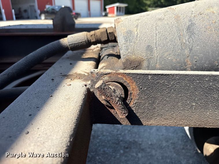 image for item EC4413 1999 International 4900 dump truck