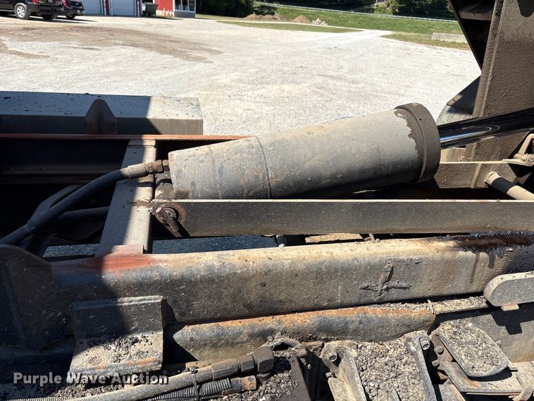 image for item EC4413 1999 International 4900 dump truck