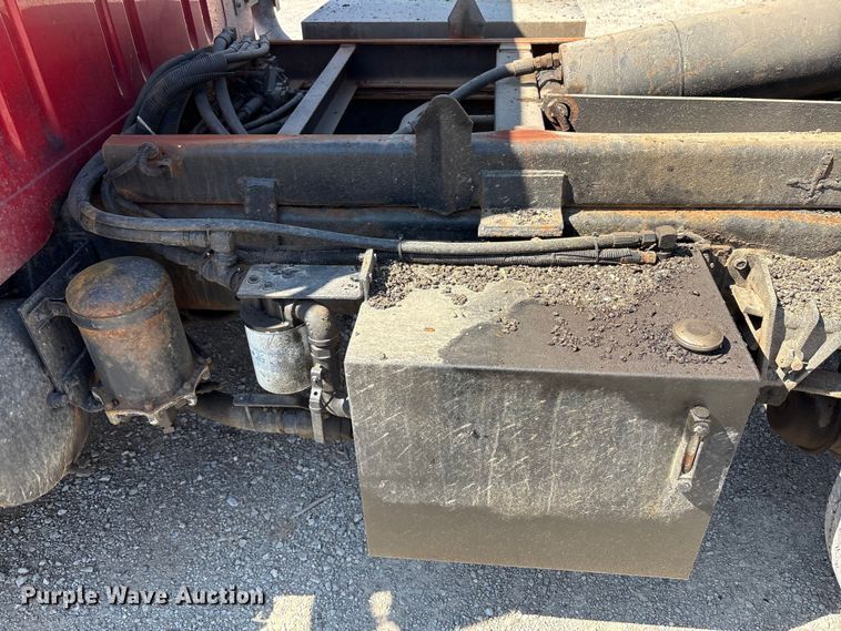 image for item EC4413 1999 International 4900 dump truck