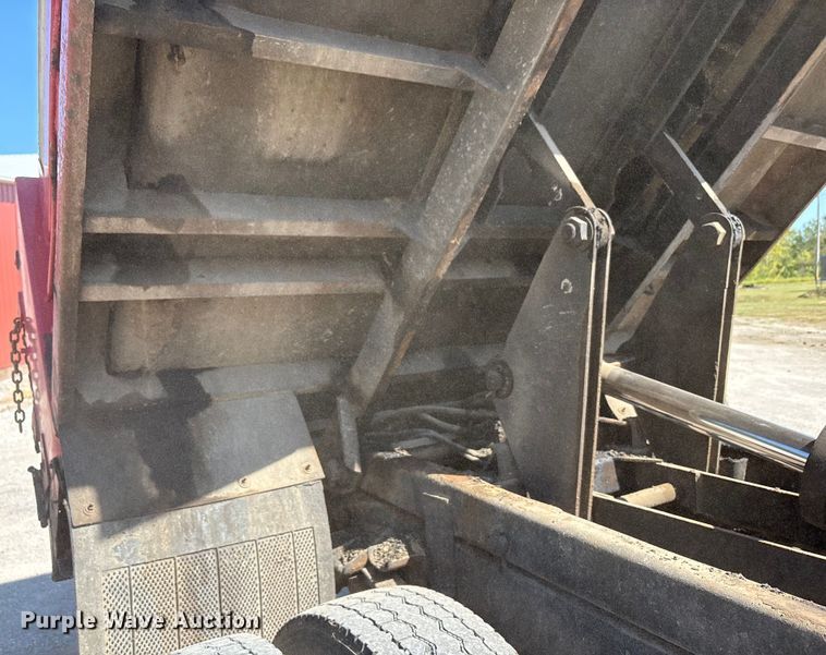 image for item EC4413 1999 International 4900 dump truck