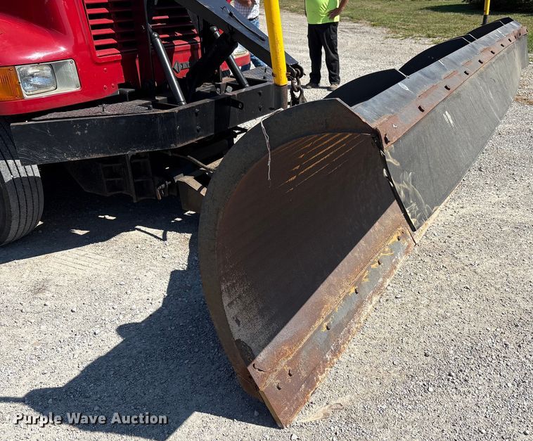 image for item EC4413 1999 International 4900 dump truck