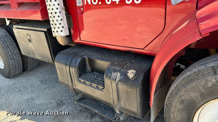 image for item EC4413 1999 International 4900 dump truck