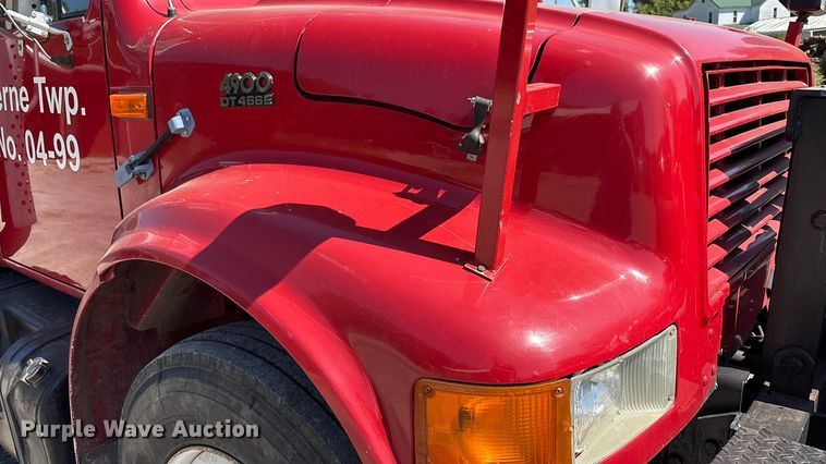 image for item EC4413 1999 International 4900 dump truck