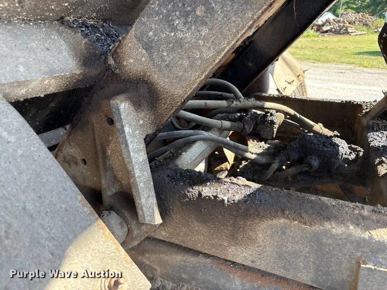 image for item EC4413 1999 International 4900 dump truck