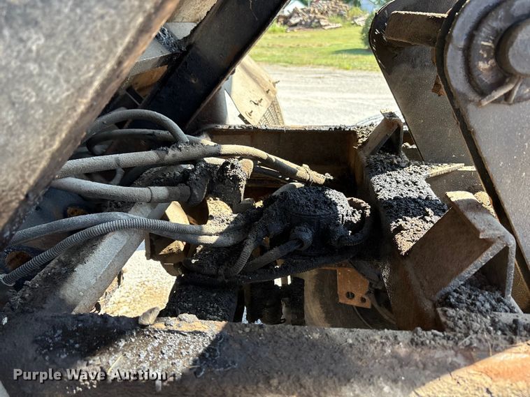 image for item EC4413 1999 International 4900 dump truck