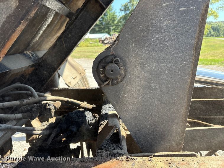 image for item EC4413 1999 International 4900 dump truck