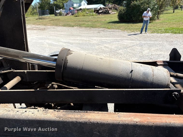 image for item EC4413 1999 International 4900 dump truck